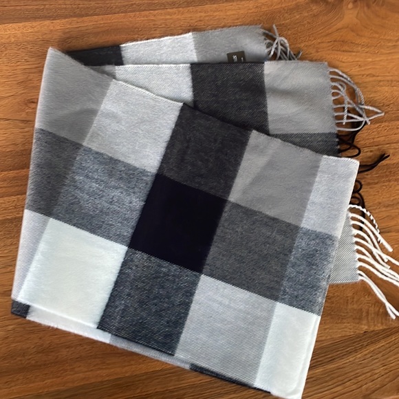 100% cashmere scarf black grey and cream. Brand new. - Picture 4 of 5